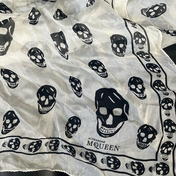 Alexander McQueen Silk Skull Scarf - Picture 5 of 9